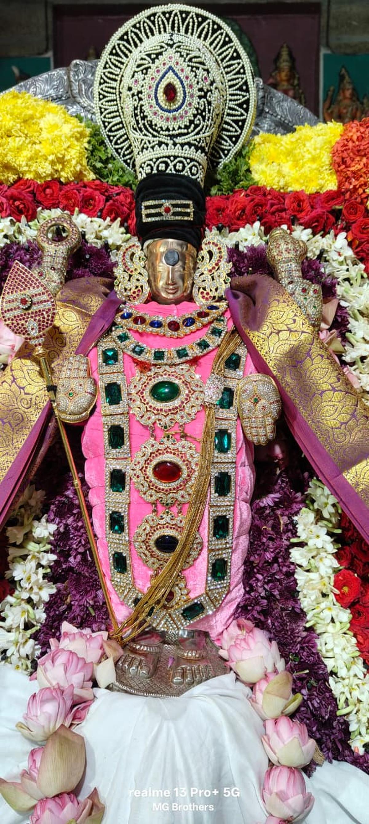 शनिवार शाम को जुलूस के दौरान तिरुपोरुर में भगवान कंडास्वामी की उत्सव मूर्ति।